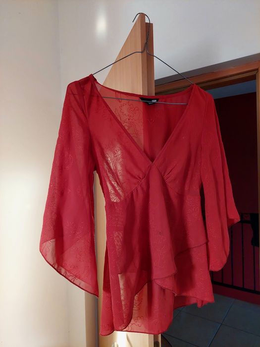 Bluzița roșie cu mâneci evazate