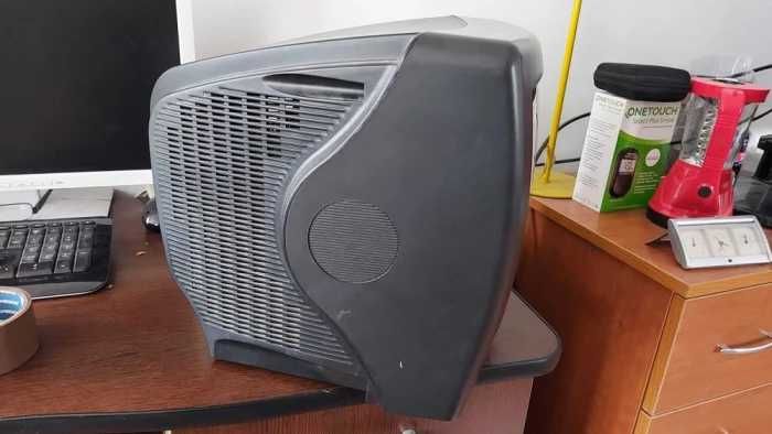 TELEVIZOR Sa vandut . Diagonala  36 CM cu telecomanda .