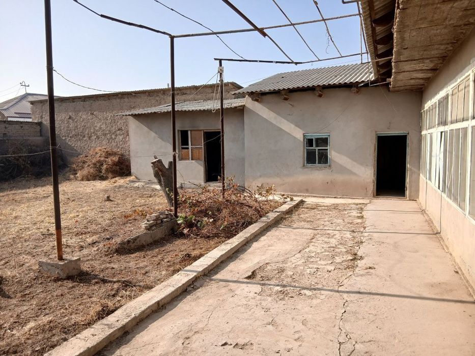 Ховли Навои сотилади