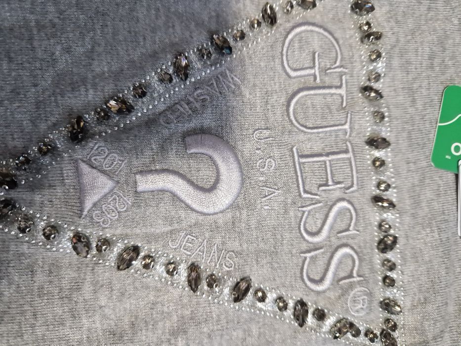 Пуловер Guess,оригинален.Нов