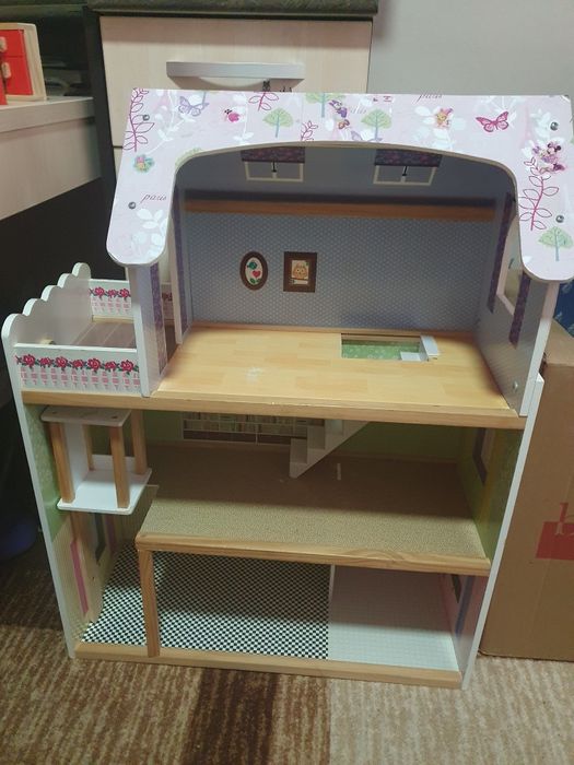 Дървена къща за кукли + мебели + куклите