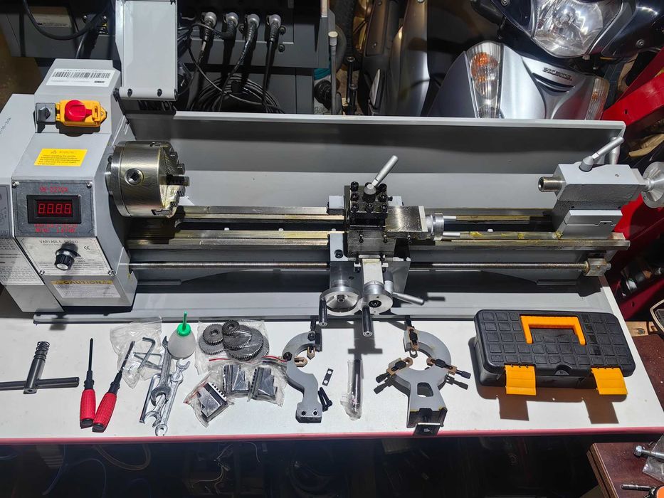 Малък струг за метал 220x750mm. 1100w