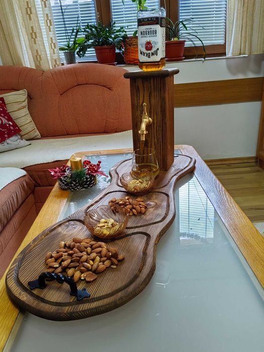 Подарък за мъж – дървен диспенсър за алкохол