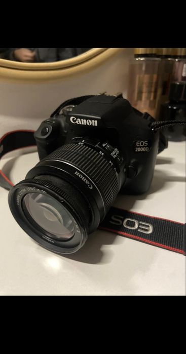 Camera Canon EOS2000D