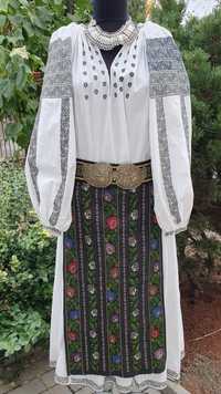 Costum popular (ie/camasa cu poale, catrinte/soarte/oprege/zadii)