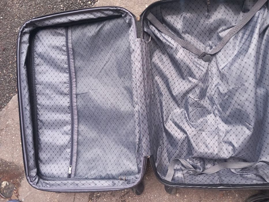 Troler cu roți singurul defect e puțin îndoit la cap