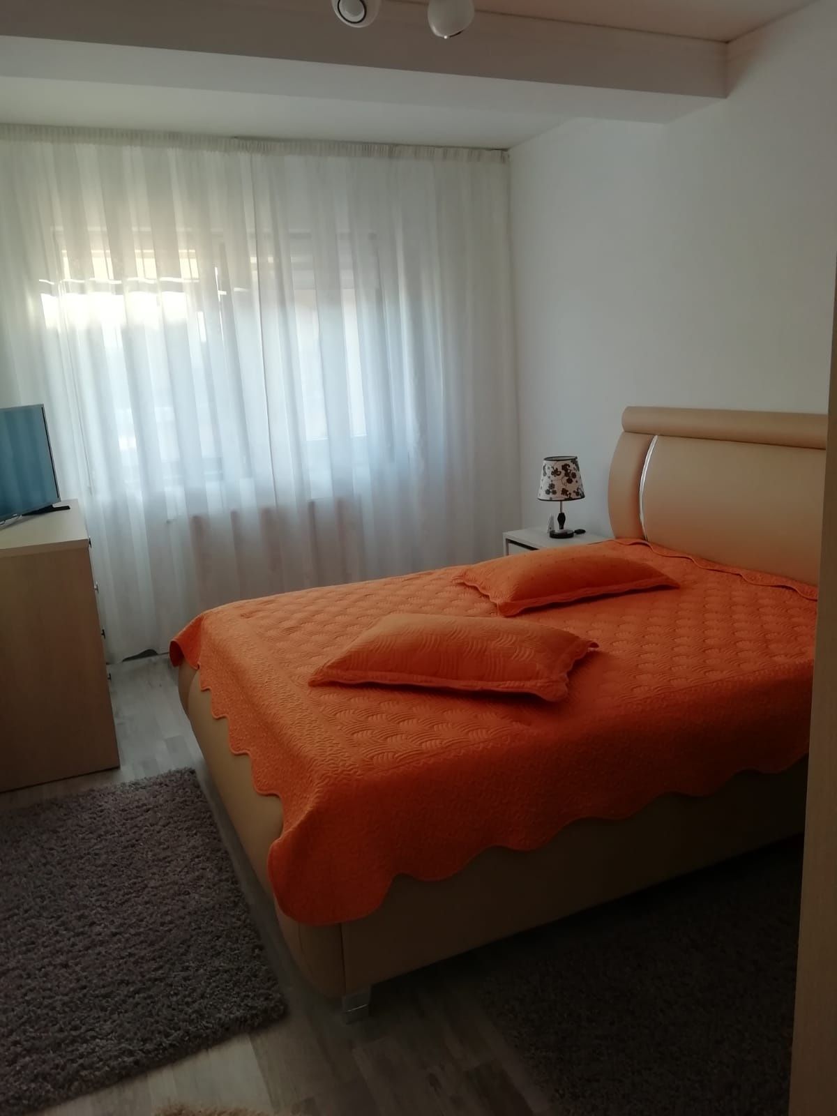 Închiriez apartament 2 camere Coresi, Garaj, Nou, Propietar