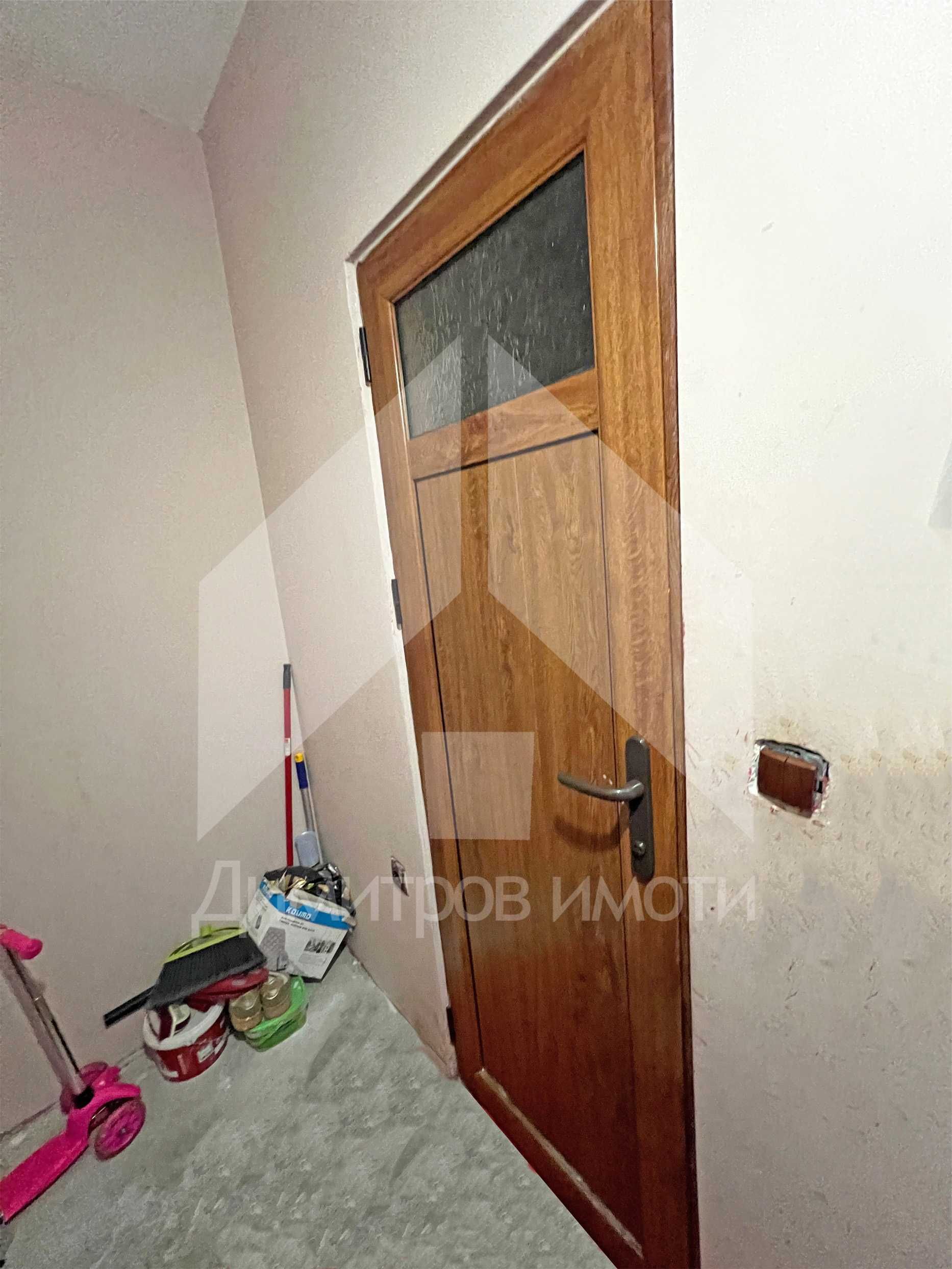 Продава ЕДНОСТАЕН апартамент тип гарсониера в гр. Нови пазар! Саниран!