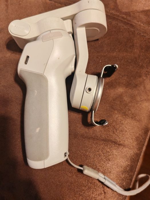 Продавам DJI Osmo mobile 4 с допълнителен магнитен захват