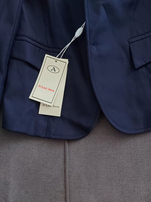 Продам пиджак  для девочки  новый