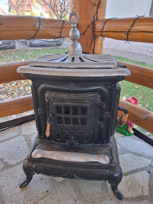 Soba pe lemn din fonta, design antic, impecabilă!