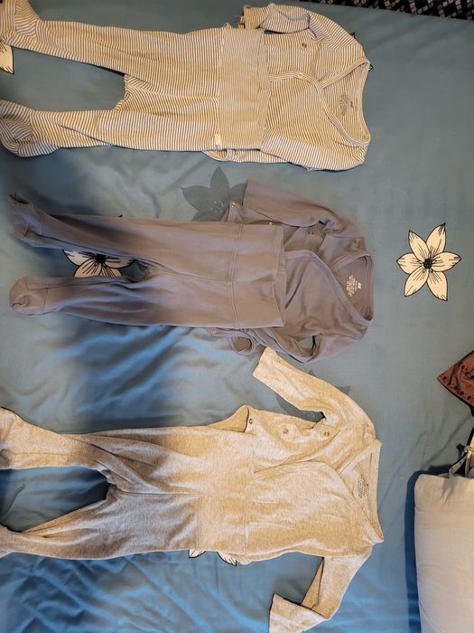 Body-uri bebelusi H&M , marimea 68 , pentru 4 - 6 luni