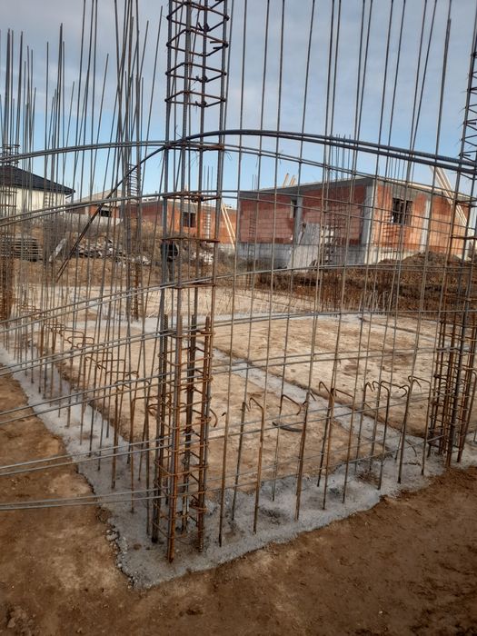 Vând loc de casă  cu construcție în lucru la Ford