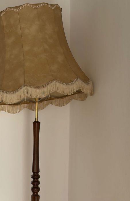 Lampă vintage din lemn masiv și piele naturală