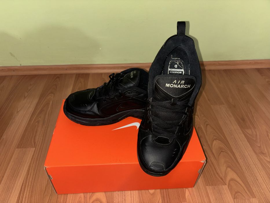 Adidasi Nike Air Monarch