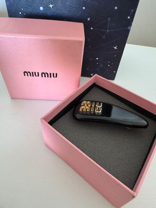 Стилна шнола за коса miu miu