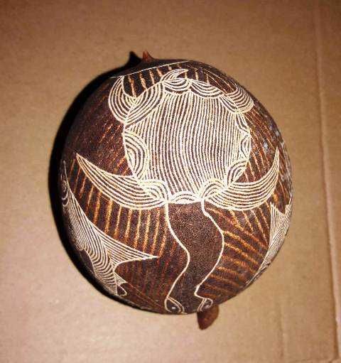 Сувенир, ръчно гравиран от австралийски аборигени кокосов орех
