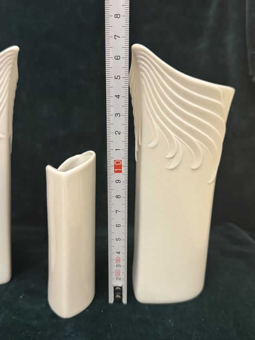 Lot 3 vaze Ak Kaiser Germany. Portelan fin biscuite.