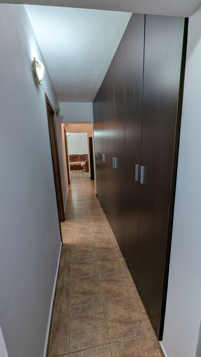 Vând apartament cu două dormitoare și sufragerie open space.