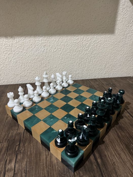 Шахматы ручной работы из смолы и дерева