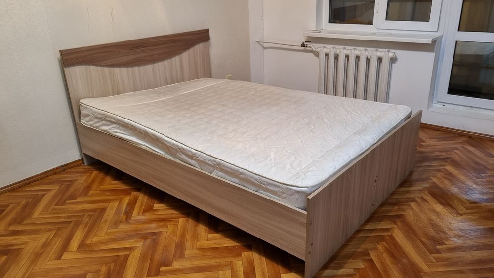 Кровать с матрасом