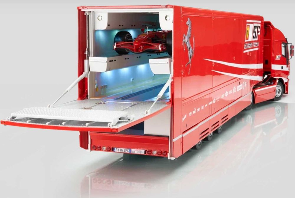 Ferrari Transporter 1:18 - Комплект F1 2007 Влекач + 2х F1 Болидa