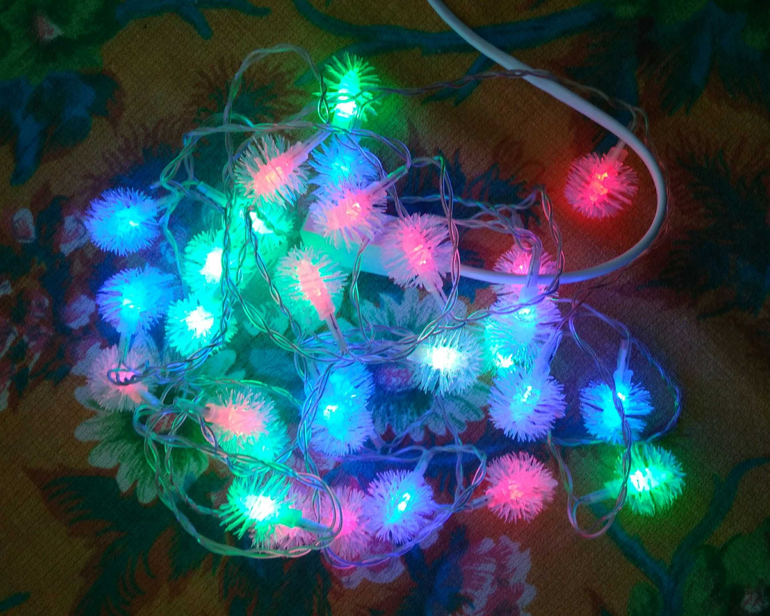 Коледна украса LED разноцветни снежинки 30 броя с прозрачен кабел.Нова