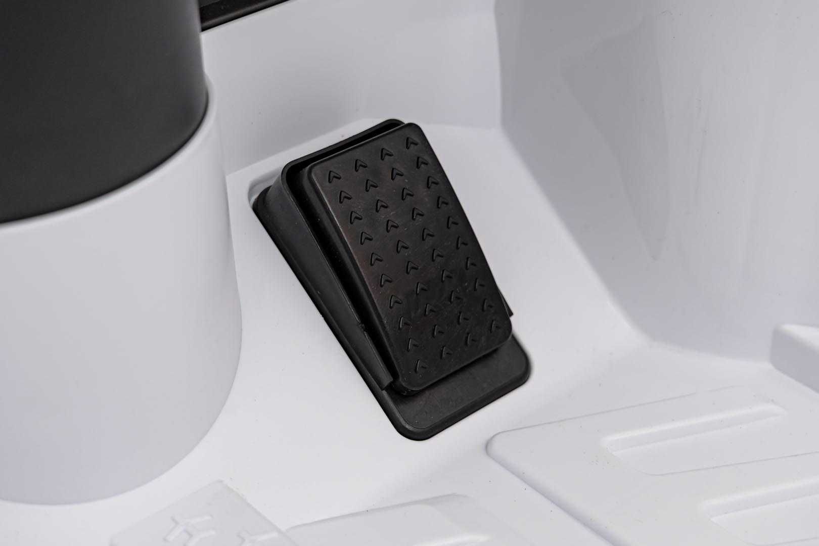 Masinuta electrica pentru copii Audi SQ8 12V (2168) Alb