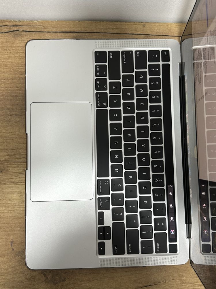 Продаётся MacBook Pro 13 2020 Silver