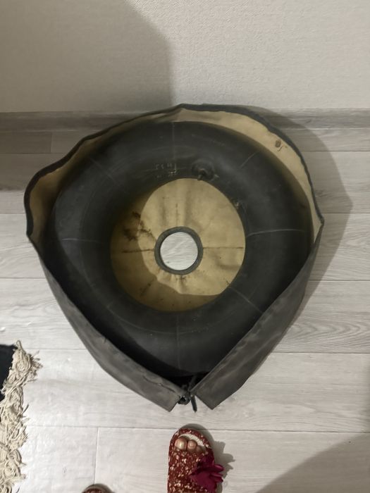 Покрышка от автомобиля