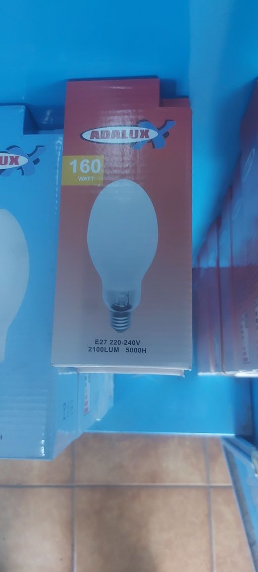 Vând becuri noi .