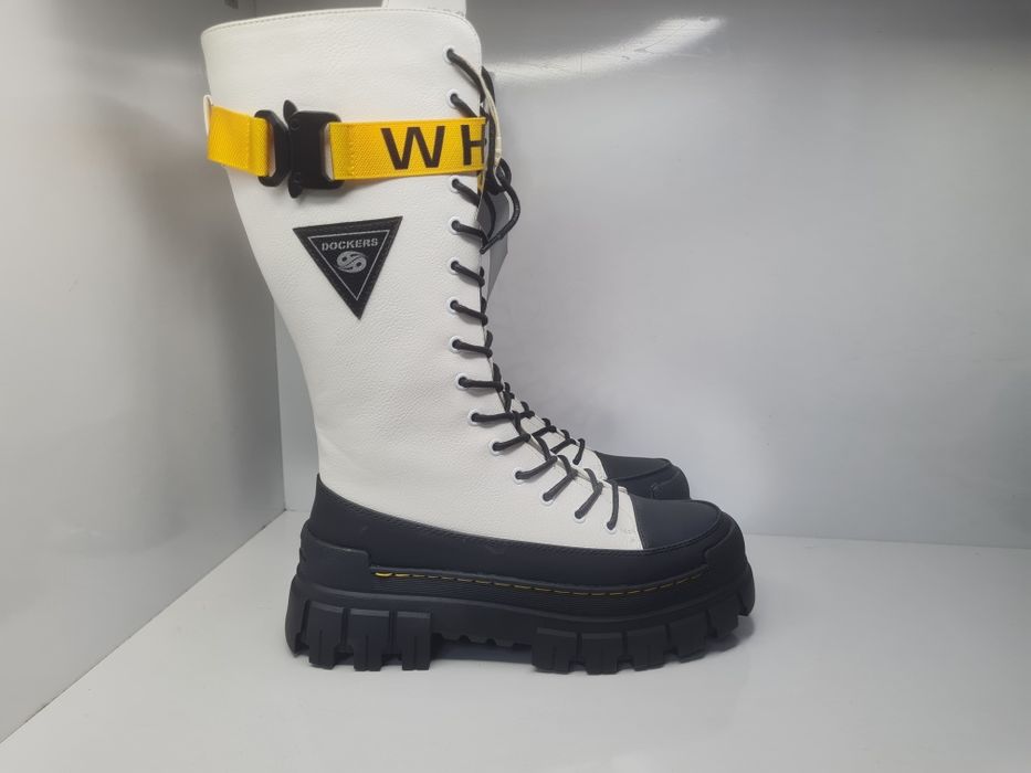 Ботуши Dockers 

Чисто нови с кутия.

Размер 37 стелка 23.5 см.

Цена