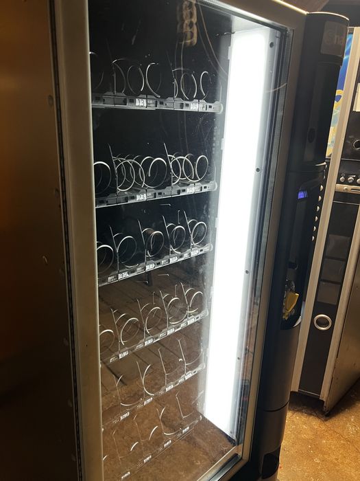 Вендинг машина за храни и напитки Некта Снаки