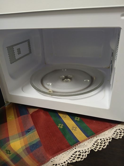 Vând cuptor cu microunde