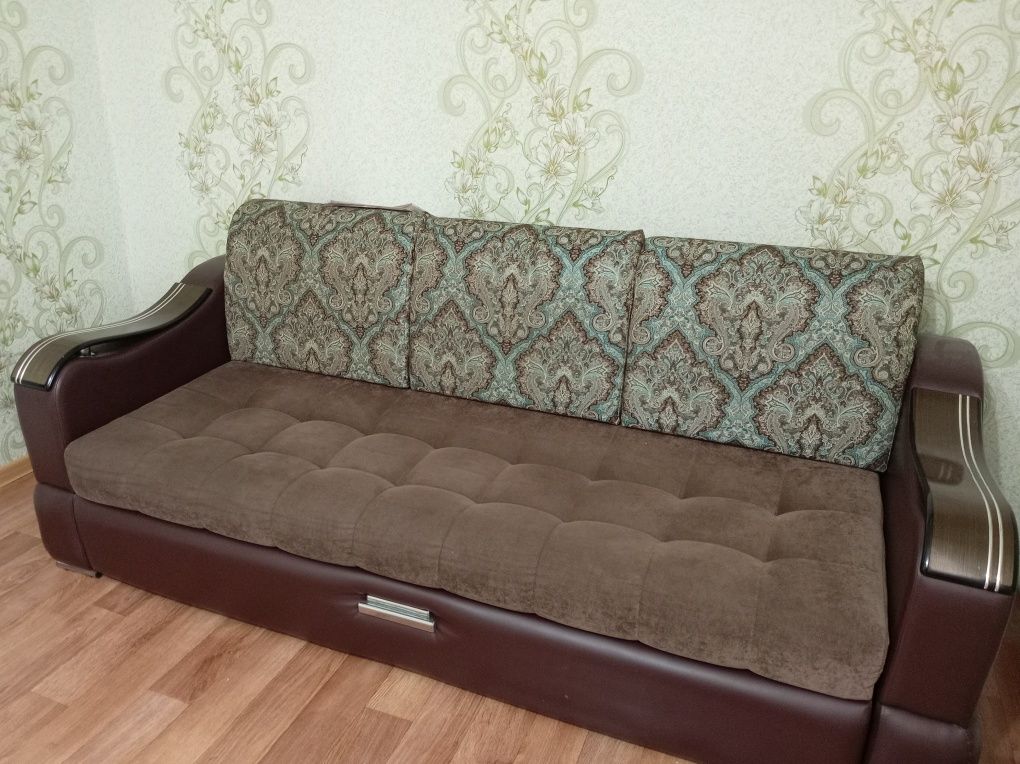 Продаётся диван.