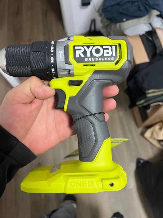 Masina de găurit si insurubat cu percutie RYOBI