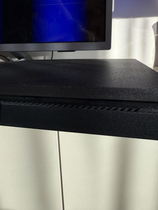 PlayStation 4 slim 1TB + игри + 2 джойстика