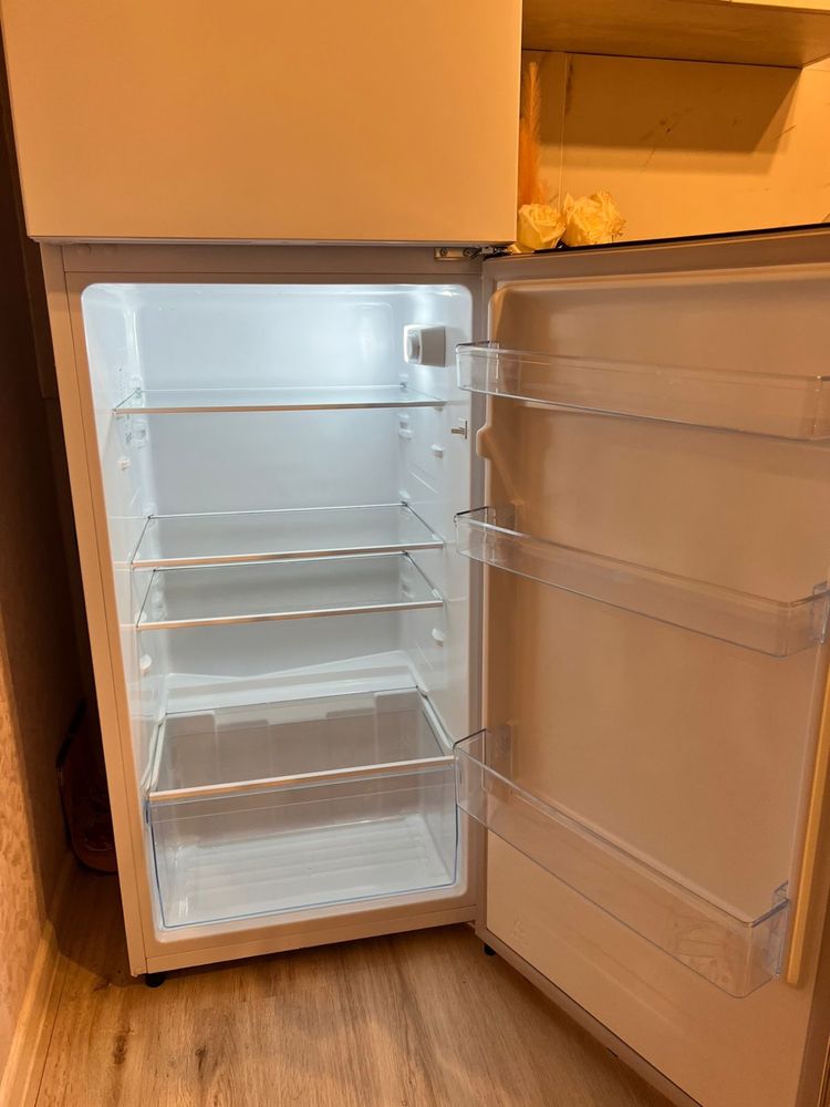 Продается холодильник Hisense