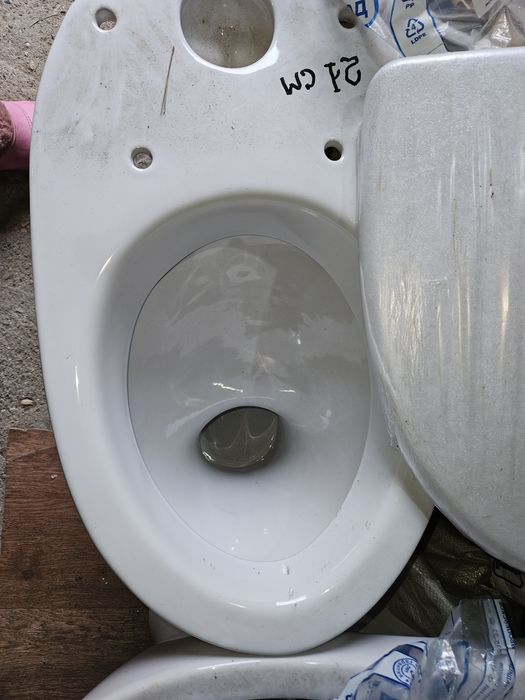 Продам унитазы новые