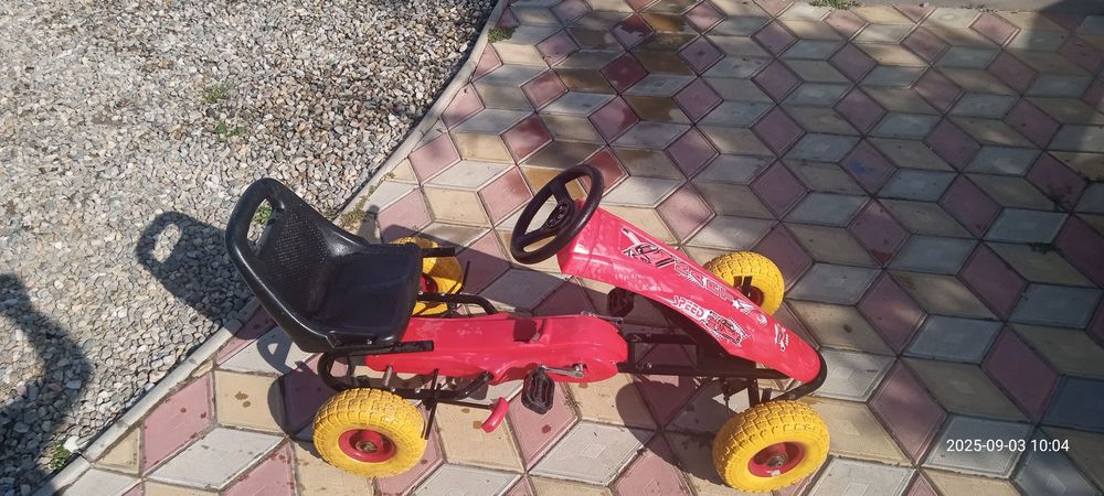 Kart cu pedale si frâna