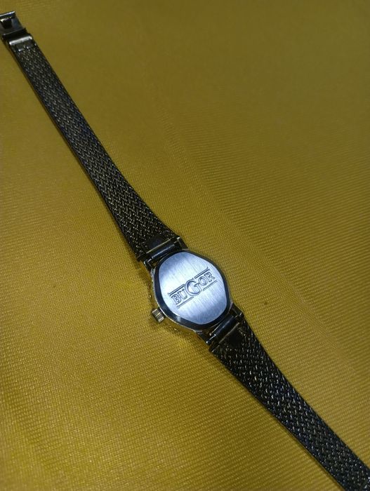 Bugor Quartz елегантен дамски часовник - 59 лв