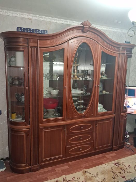 Сервант дуб, в отличном состоянии