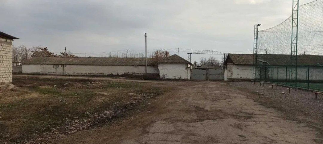 Toshkent viloyatida sklad sotiladi 1.2 gektarli srochno.. Narxi