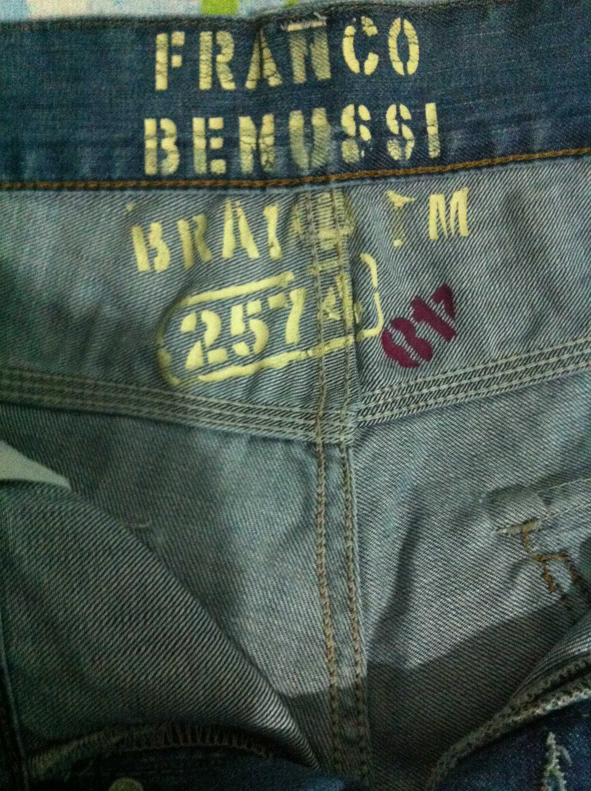 Jeans Men  Franco Benussi -- Banii merg la un baiat bolnav.