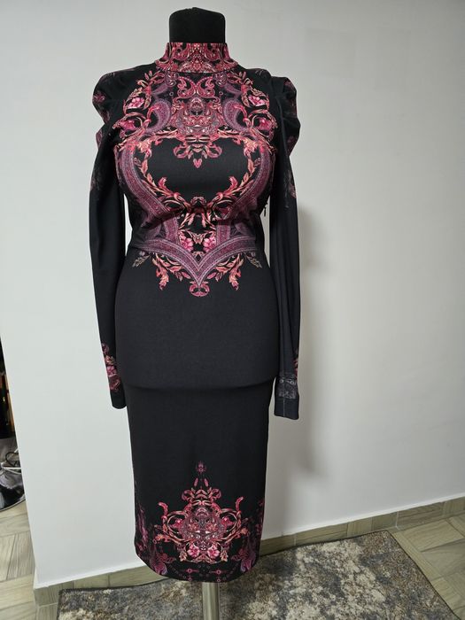 Rochie cu mâneci raglan bufante, cu forme feminine, in tonuri de rosu