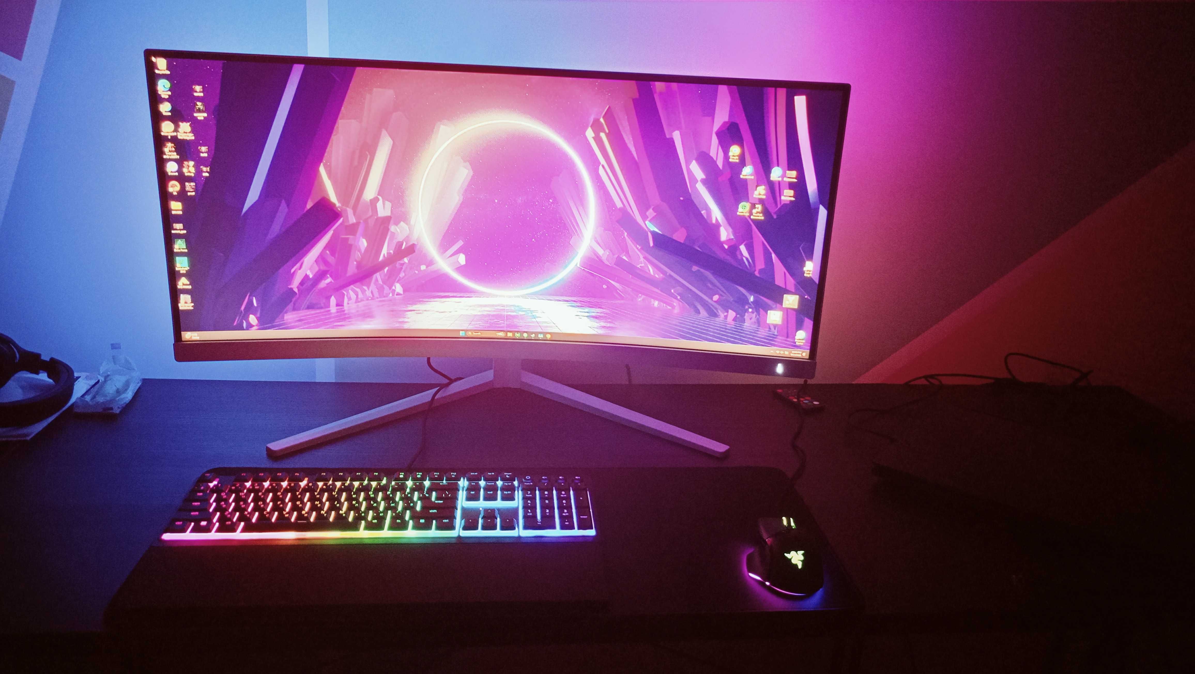 Геймърски монитор PHILIPS Evnia 34" 180.00 Hz, 1.00 ms с Ambilight