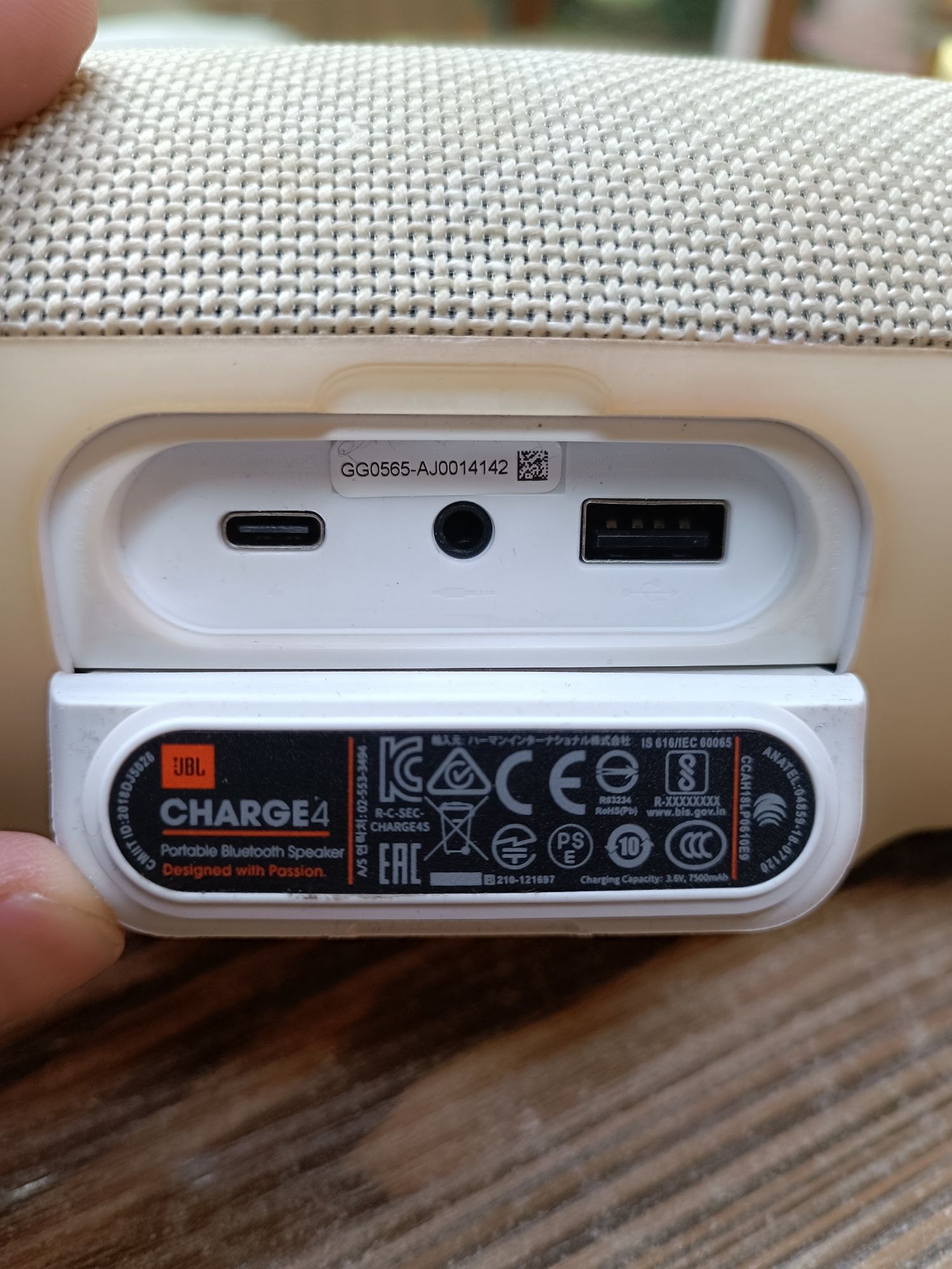 Портативна тонколона JBL Charge 4