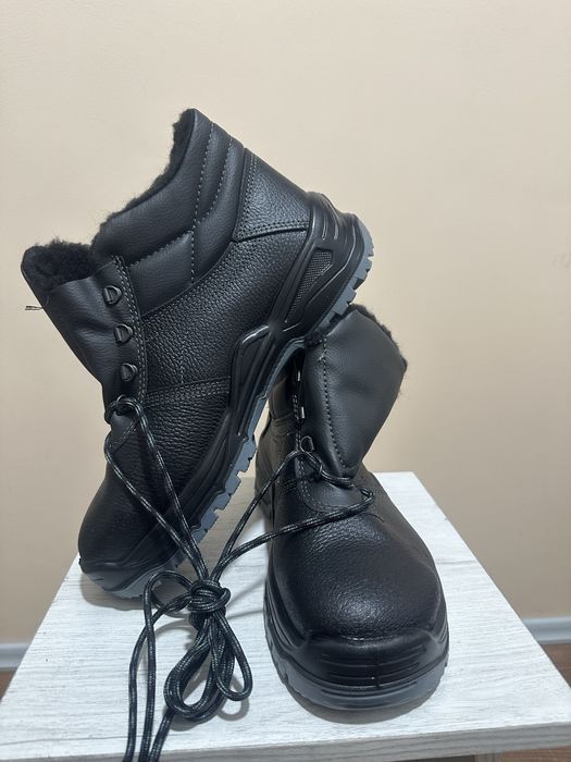 Продаю обувь мужскую зимнею размер 46.