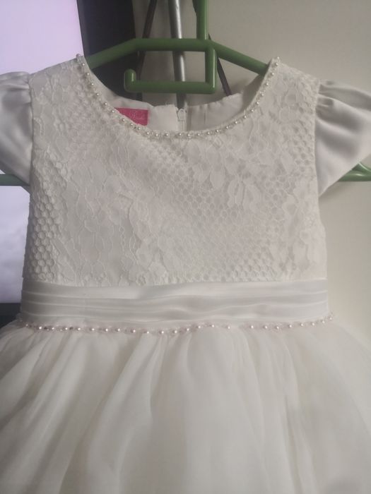 Продам платье для девочки  на 5-6 лет, нежное, белое. Кружевное