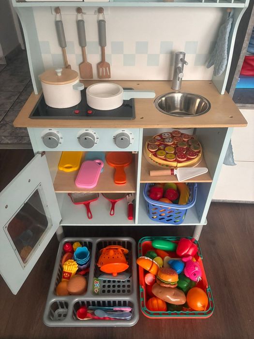 Bucătărie din lemn impecabilă pentru copii